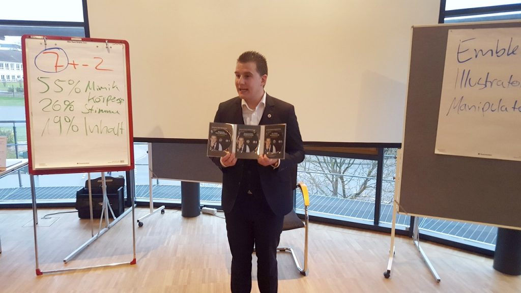 Christian Morgenweck begeisterte in der VR-Bank-NordRhön mit seinem Vortrag zur Körpersprache. Foto: privat