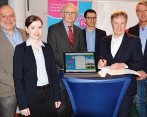 Unterzeichnung des Partnerschaftsvertrags für die Azubi-App. (von links): Christoph Burkard, Hanna Steinhauer, Stefan Schunck, Christian Vey (alle Region Fulda GmbH), Walter Lorz und Bernd Loskant (OBCC). Foto: OBCC