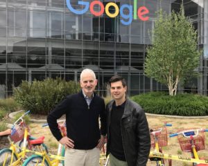 Martin Rensch und Sohn Daniel vor dem Google-Hauptsitz im Silicon Valley