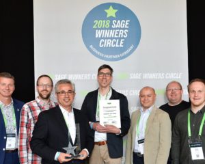 Das Team von L.A.N. erhält den Sage Winners Circle Award. (V.l.) Stephan Götz, Markus Eischeid, Esmail Akbari, Patrick Jordan, Oualid Nouri, Michael Manns, Stephan Andert