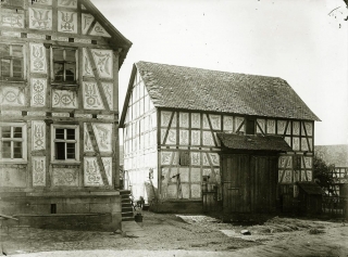 Wohnhaus und Scheune mit Kratzputz in Ebsdorf, Foto etwa 1869 von  Ludwig Bickell