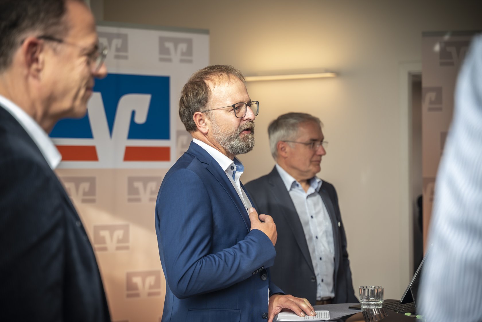 VR-Bank Aufsichtsratsvorsitzender Stefan Burkard richtet seinen Dank aus