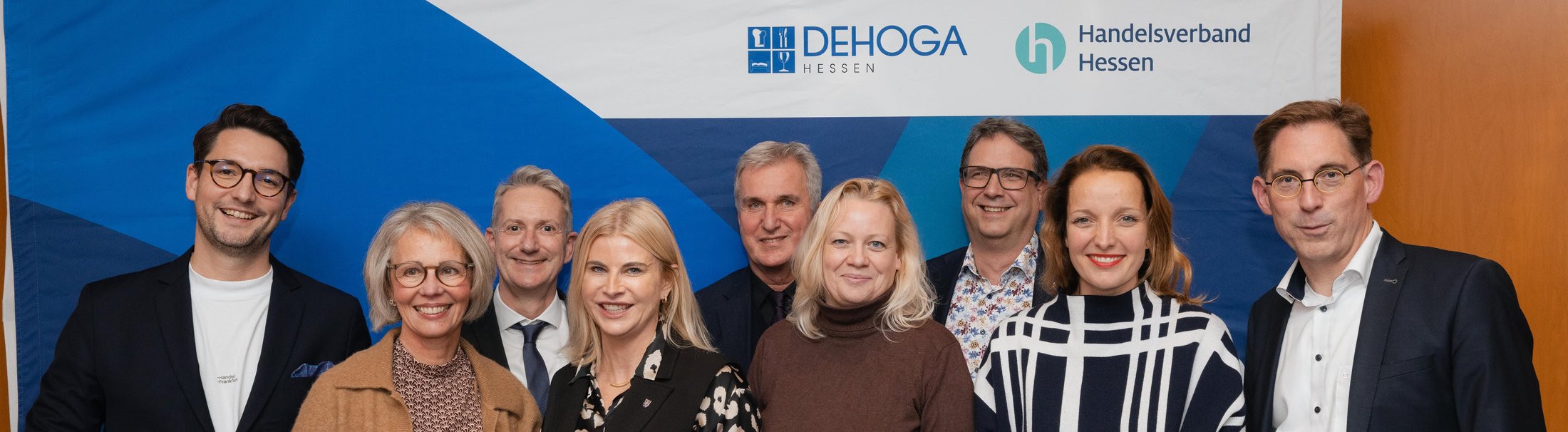 v.l.n.r: Sven Rohde, Hauptgeschäftsführer Handelsverband Hessen e.V.; Petra Boberg, Moderatorin; Gisbert J. Kern, Hauptgeschäftsführer DEHOGA Hessen e.V.; Tanja Jost, Mitglied des Hessischen Landtags CDU-Fraktion; Robert Mangold, Präsident DEHOGA Hessen e.V.; Julia Frank, Co-Vorsitzende Bündnis 90/ Die Grünen Hessen; Jochen Ruths, Präsident Handelsverband Hessen e.V.; Dr. Josefine Koebe, Generalsekretärin SPD Hessen; Dr. Thorsten Lieb, Vorsitzender FDP Hessen